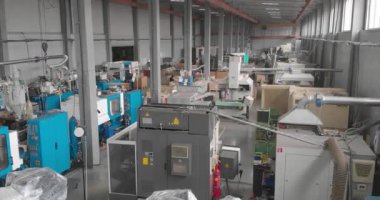 Termoplastik enjeksiyon makinesi. Plastik parçaları üretmek için makinelerin olduğu dükkan