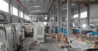 Termoplastik enjeksiyon makinesi. Plastik parçaları üretmek için makinelerin olduğu dükkan