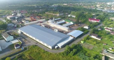 Büyük marangoz fabrikası manzarası. Bir marangoz fabrikasının üzerinde bir uçuş. Modern mobilya fabrikasının genel planı.