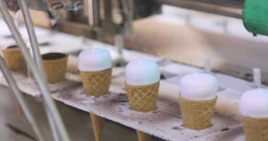 Waffle bardağında dondurma. Waffle kabında dondurma üretimi. Otomatik dondurma üretimi.