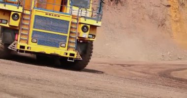 Taş ocağında cevher taşıyan büyük bir taş ocağı kamyonu. Taş ocağında cevher taşıyan büyük bir taş ocağı kamyonu..