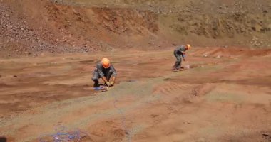 İşçiler patlama için bir taş ocağı hazırlıyorlar. Demir cevheri ocağının gelişimi