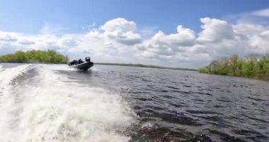 Bir motorlu tekne nehirde yüzüyor. Bir devriye botu nehir boyunca gidiyor. Askerî bir gemi nehirde yelken açar..