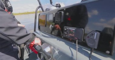 Tekne enstrüman paneli, yakın plan. Kaptan tekneyi kontrol ediyor. Bir motorlu teknenin direksiyonu.