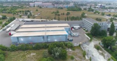 Kimyasal bitki anten görüntüsü. Akıllı kimya tesisi. Kimya fabrikasının bölgesindeki tank kamyonu, en iyi görüntü, akıllı kimyasal üretim..