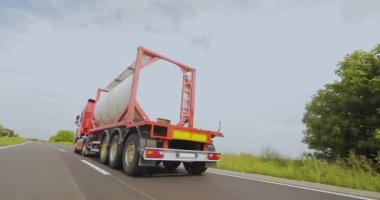 Otoyol boyunca giden beyaz bir kamyon. Tankerli bir kamyon güneşli havada otoyola çıkıyor. Bir kamyon konvoyu otoban boyunca gidiyor..