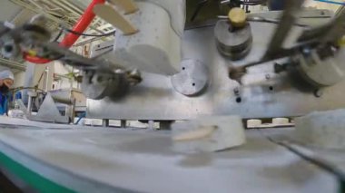 Apparatus for sorting ice cream. Ice cream dosing machine on a conveyor line. Automated conveyor line. Food production.