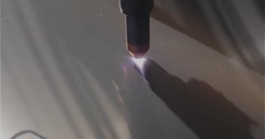 Plazma kesimi. Plazma kesici fabrikada çalışıyor. Plazma kesici parçayı kesecek. Metal bir parçayı plazma kesici ile kesme işlemi.
