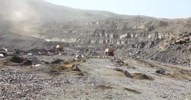 İşçiler patlama için bir taş ocağı hazırlıyorlar. Demir cevheri ocağının gelişimi