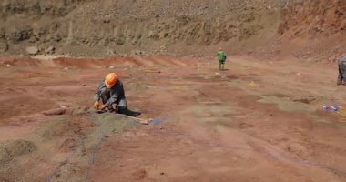 İşçiler patlama için bir taş ocağı hazırlıyorlar. Demir cevheri ocağının gelişimi