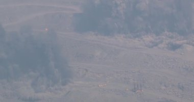 İşçiler patlama için bir taş ocağı hazırlıyorlar. Demir cevheri ocağının gelişimi