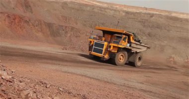 Taş ocağında cevher taşıyan büyük bir taş ocağı kamyonu. Taş ocağında cevher taşıyan büyük bir taş ocağı kamyonu.