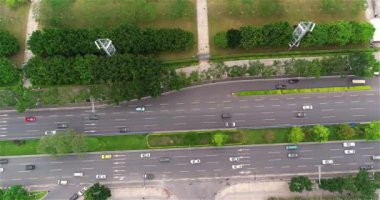 İnsanlar işten eve, Çin 'e gidiyor. Çin, Guangzhou 'da trafik vardı. Yoğun bir trafik var, yukarıdan. İHA 'dan yola çıkan trafik saati.