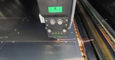 Metal bir parçayı lazer kesiciyle kesme işlemi. Lazer kesici parçayı kesecek. Fabrikada lazer kesici plazma kesici işi var.