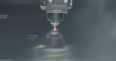 Metal bir parçayı lazer kesiciyle kesme işlemi. Lazer kesici parçayı kesecek. Fabrikada lazer kesici plazma kesici işi var.
