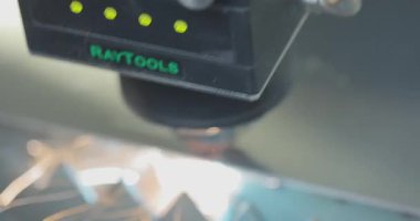 Metal bir parçayı lazer kesiciyle kesme işlemi. Lazer kesici parçayı kesecek. Fabrikada lazer kesici plazma kesici işi var.