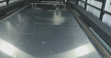 Metal bir parçayı lazer kesiciyle kesme işlemi. Lazer kesici parçayı kesecek. Fabrikada lazer kesici plazma kesici işi var.