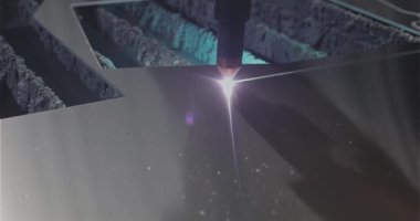Plazma kesiciler fabrikada çalışıyor. Plazma kesici parçayı kesecek. Metal bir parçayı plazma kesici ile kesme işlemi.