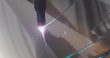 Plazma kesiciler fabrikada çalışıyor. Plazma kesici parçayı kesecek. Metal bir parçayı plazma kesici ile kesme işlemi.