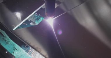 Plazma kesiciler fabrikada çalışıyor. Plazma kesici parçayı kesecek. Metal bir parçayı plazma kesici ile kesme işlemi.