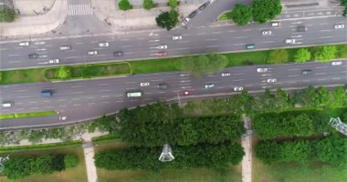 İnsanlar işten eve, Çin 'e gidiyor. Çin, Guangzhou 'da trafik vardı. Yoğun bir trafik var, yukarıdan. İHA 'dan yola çıkan trafik saati.