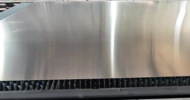 Metal bir parçayı lazer kesiciyle kesme işlemi. Lazer kesici parçayı kesecek. Fabrikada lazer kesici plazma kesici işi var.
