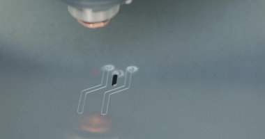 Metal bir parçayı lazer kesiciyle kesme işlemi. Lazer kesici parçayı kesecek. Fabrikada lazer kesici plazma kesici işi var.