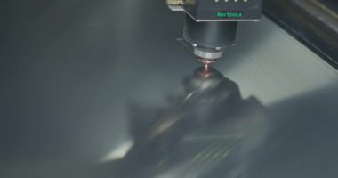 Metal bir parçayı lazer kesiciyle kesme işlemi. Lazer kesici parçayı kesecek. Fabrikada lazer kesici plazma kesici işi var.