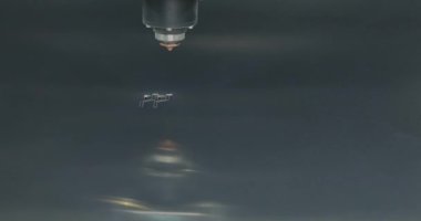 Metal bir parçayı lazer kesiciyle kesme işlemi. Lazer kesici parçayı kesecek. Fabrikada lazer kesici plazma kesici işi var.