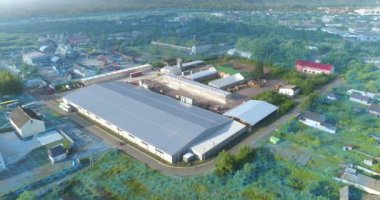 Modern fabrika manzaralı. Büyük, modern bir fabrikanın üzerindeki yazıt. Modern fabrika yazıtları.