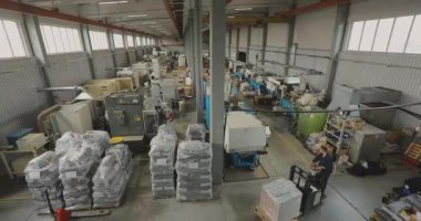 Termoplastik enjeksiyon makinesi. Plastik parçaları üretmek için makinelerin olduğu dükkan