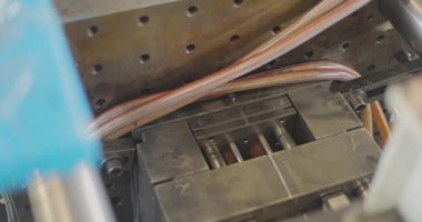 Termoplastik enjeksiyon makinesi. Enjeksiyon kalıbıyla plastik bir parça oluşturma süreci.