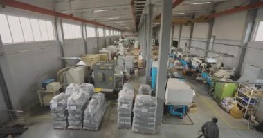 Termoplastik enjeksiyon makinesi. Plastik parçaları üretmek için makinelerin olduğu dükkan