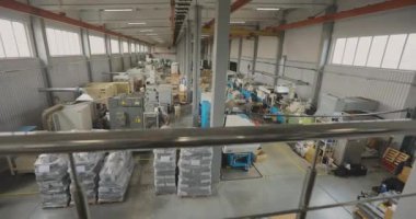 Termoplastik enjeksiyon makinesi. Plastik parçaları üretmek için makinelerin olduğu dükkan