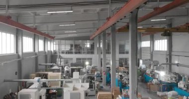 Termoplastik enjeksiyon makinesi. Plastik parçaları üretmek için makinelerin olduğu dükkan