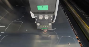 Metal bir parçayı lazer kesiciyle kesme işlemi. Lazer kesici parçayı kesecek. Fabrikada lazer kesici plazma kesici işi var.