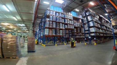 Depoda modern bir forklift. Modern teknolojilerin görselleştirilmesi. Grafikleri olan modern bir depoda forklift..