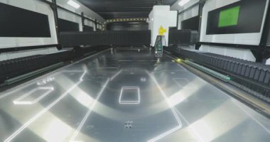 CNC lazer kesme makinesi çalışıyor. Metal lazer kesme makinesi. Fabrikadaki CNC lazer makinesi. Lazer CNC makinesiyle metal kesmek