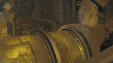 Fabrikada büyük bir değirmen. Kokain kömürü üretimi. Modern bir fabrikada kömür işleme.