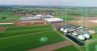 Tarımsal İHA 'lar arazi konsepti üzerinde uçuyor. Agro drone alanı tarıyor. Modern tarım insansız hava araçlarının sahada uçtuğunu hayal etmek. Tarlaları ilaçlayan bir tarım aracı..