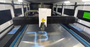 CNC lazer kesme makinesi çalışıyor. Metal lazer kesme makinesi. Fabrikadaki CNC lazer makinesi. Lazer CNC makinesiyle metal kesmek