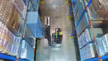 Depoda modern bir forklift. Modern teknolojilerin görselleştirilmesi. Grafikleri olan modern bir depoda forklift..