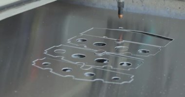 Plazma kesiciler fabrikada çalışıyor. Plazma kesici parçayı kesecek. Metal bir parçayı plazma kesici ile kesme işlemi.