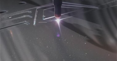 Plazma kesiciler fabrikada çalışıyor. Plazma kesici parçayı kesecek. Metal bir parçayı plazma kesici ile kesme işlemi.