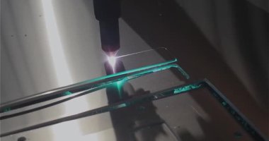Plazma kesiciler fabrikada çalışıyor. Plazma kesici parçayı kesecek. Metal bir parçayı plazma kesici ile kesme işlemi.