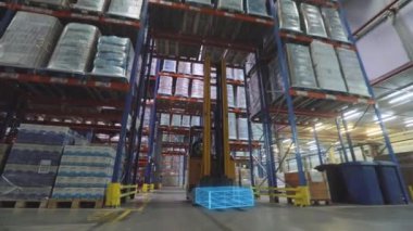 Depoda modern bir forklift. Modern teknolojilerin görselleştirilmesi. Grafikleri olan modern bir depoda forklift..