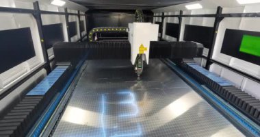 CNC lazer kesme makinesi çalışıyor. Metal lazer kesme makinesi. Fabrikadaki CNC lazer makinesi. Lazer CNC makinesiyle metal kesmek