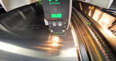 Metal bir parçayı lazer kesiciyle kesme işlemi. Lazer kesici parçayı kesecek. Fabrikada lazer kesici plazma kesici işi var.