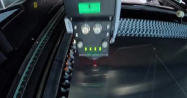 Metal bir parçayı lazer kesiciyle kesme işlemi. Lazer kesici parçayı kesecek. Fabrikada lazer kesici plazma kesici işi var.