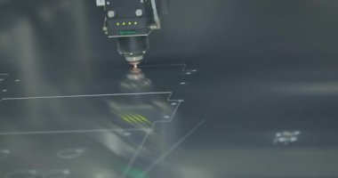 Metal bir parçayı lazer kesiciyle kesme işlemi. Lazer kesici parçayı kesecek. Fabrikada lazer kesici plazma kesici işi var.